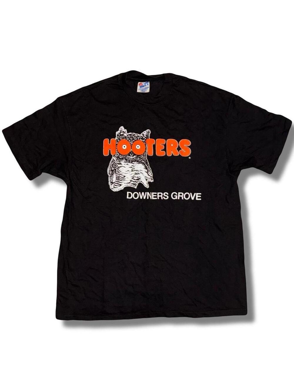 Vintage 90s Hooters Downers Grove, Illinois shirt - Size XL - Single Stitch